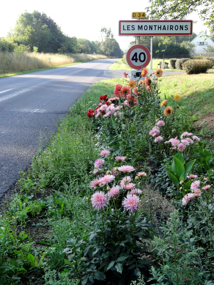 Les Monthairons (Meuse) city limit sign