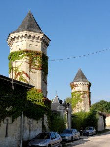 Les Monthairons (Meuse) château des Monthairons, les deux tours pigeonniers
