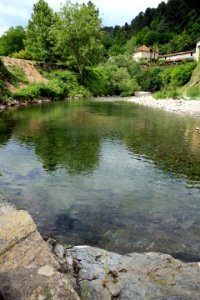 Les eaux transparentes du Gardon de Sainte-Croix Vallée française