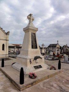 Les Gonds (Charente-Maritime) monument aux morts au cimetière