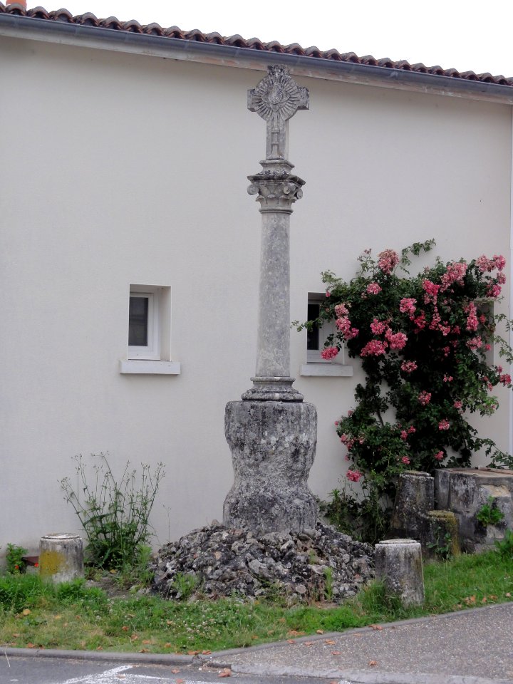 Les Gonds (Charente-Maritime) Croix