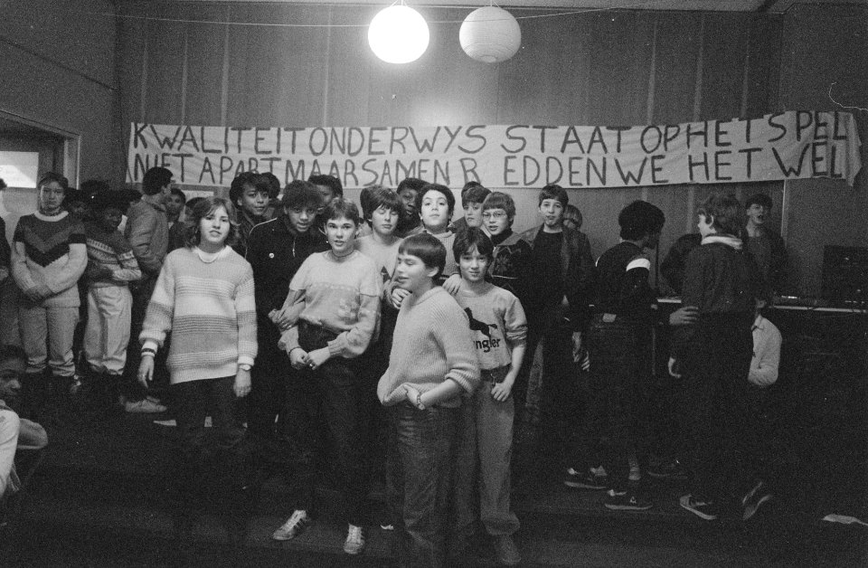 Lerlingen Amstel Mavo (Amsterdam) bezetten school meisje van stakingscomite v, Bestanddeelnr 934-7239