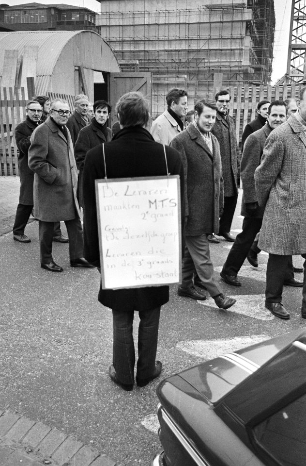 Leraren bij Middelbaar Technisch Onderwijs demonstreren in Den Haag, Bestanddeelnr 924-1041