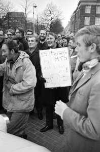 Leraren bij Middelbaar Technisch Onderwijs demonstreren in Den Haag leraren me, Bestanddeelnr 924-1038