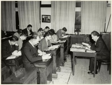 Leraar en leerlingen tijdens een les op het avond Lyceum, Wagenweg 48, NL-HlmNHA 54004277