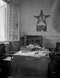 Lerarenkamer in de school te Salatiga. Gevonden documenten en boeken, evenals de, Bestanddeelnr 11970