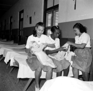 Les in babyverzorging in klooster St Jozef met zusterschool van de zusters van , Bestanddeelnr 252-7576