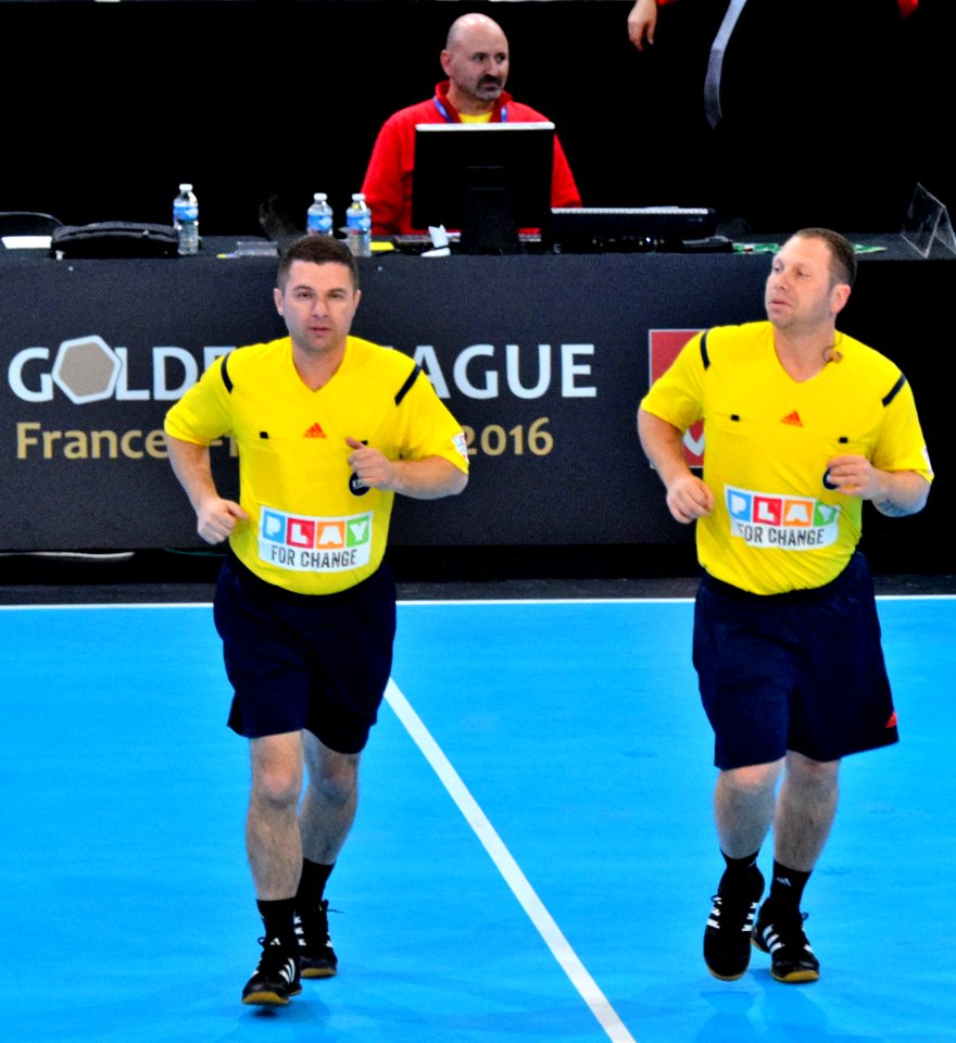 Les arbitres Slave Nikolov et Gjorgji Nacevski-20160110