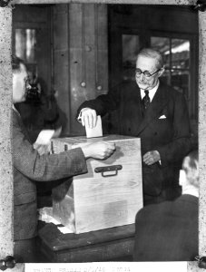 Leon Blum stemt voor de tweede kamer verkiezingen in Frankrijk, Bestanddeelnr 901-7950