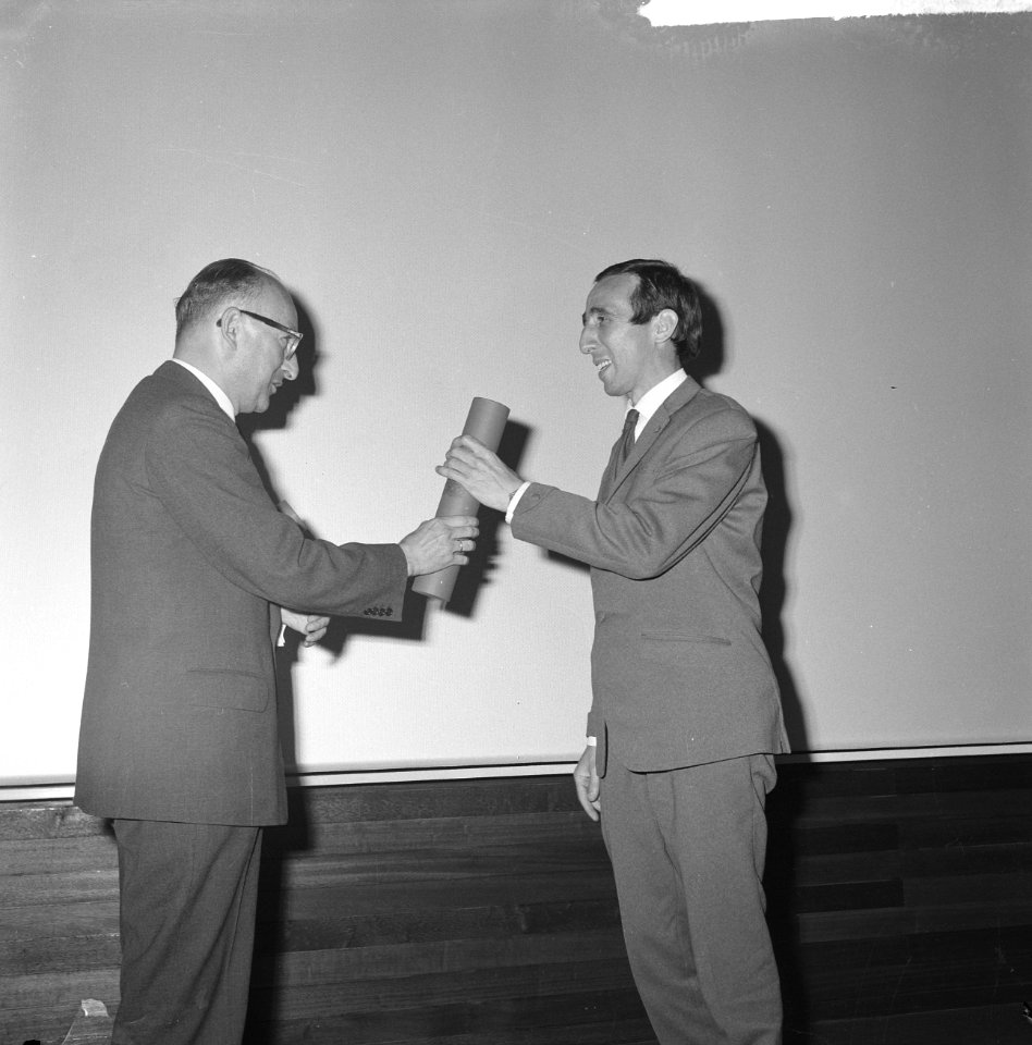 Leo Vroman kreeg poezieprijs 1962 uit handen van wethouder mr R van den Bergh…, Bestanddeelnr 915-2123
