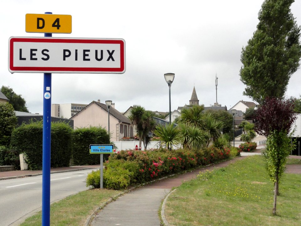 Les Pieux (Manche) city limit sign