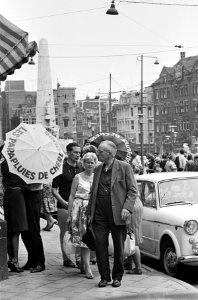 Les parapluies de Cherbourg Reclame voor deze film in Amsterdam bij de Dam, Bestanddeelnr 916-6456