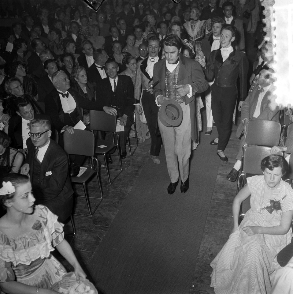 Lentefeest in Dickens Bellevue Godfried Bomans als Dick, Bestanddeelnr 905-1142