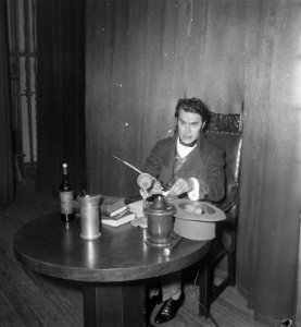 Lentefeest in Dickens Bellevue Godfried Bomans als Dick, Bestanddeelnr 905-1141