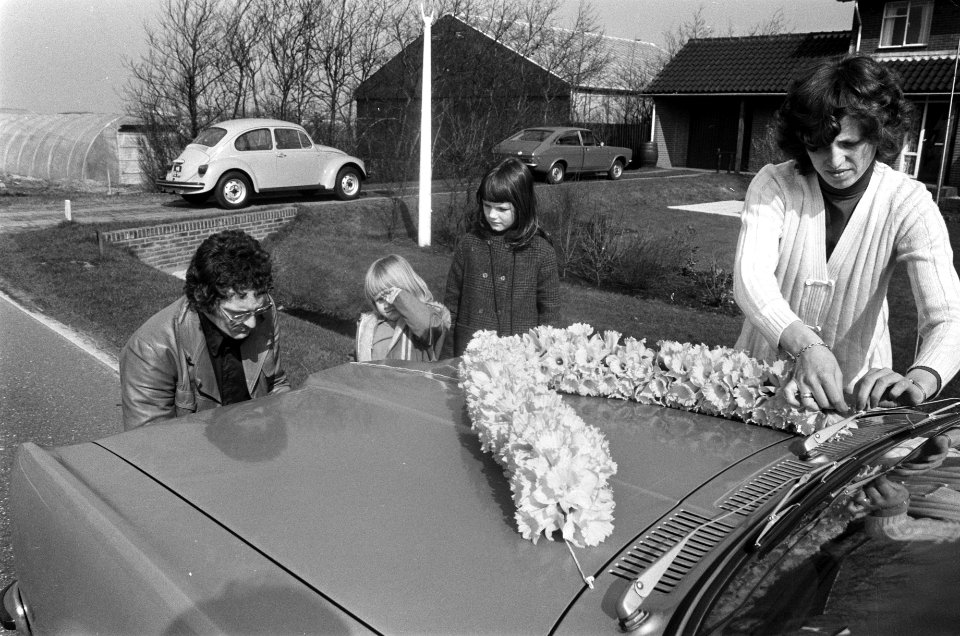 Lente verkoop bloemenkransen in bollenstreek bloemenkrans wordt op auto bevest, Bestanddeelnr 927-8203