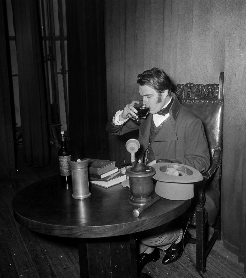 Lentefeest in Dickens Bellevue Godfried Bomans als Dick, Bestanddeelnr 905-1144