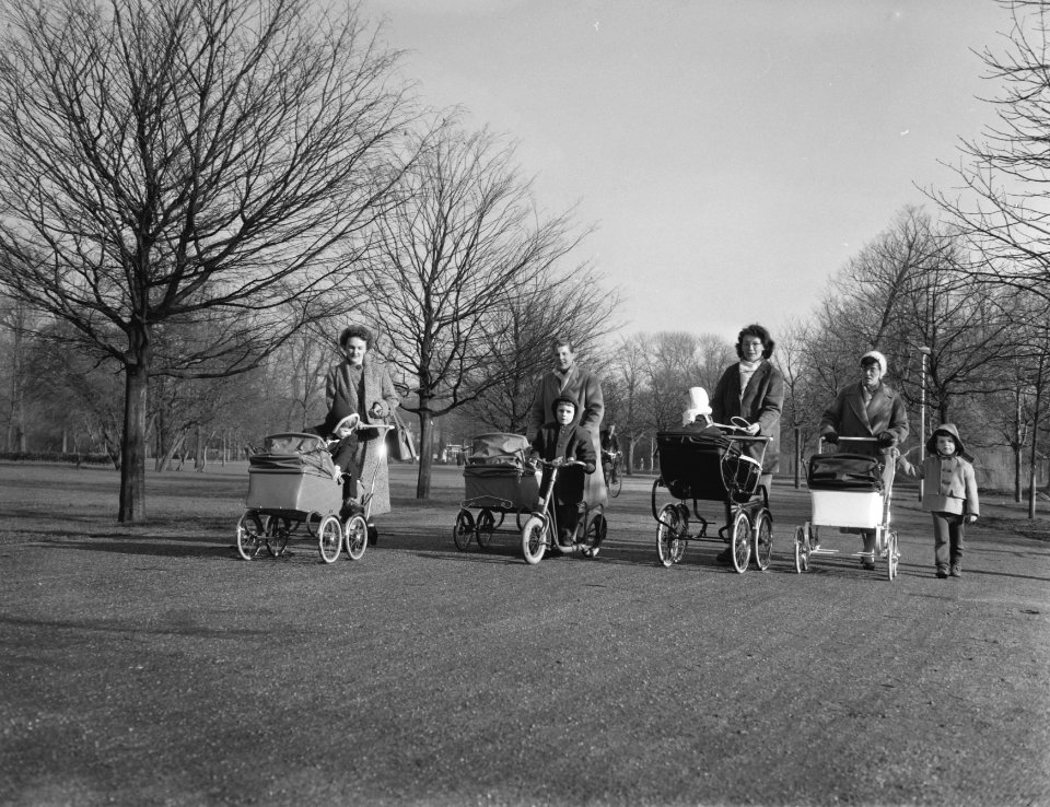 Lenteweer in het Vondelpark, moeders met kinderwagens, Bestanddeelnr 910-1213