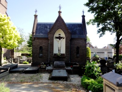 Lent Rijksmonument 522955 Calvarie en baarhuisje op RK kerkhof