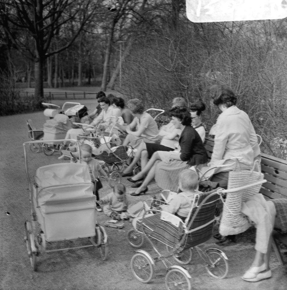 Lente in het Vondelpark, moeders met kleuters aan het zon, Bestanddeelnr 915-0278
