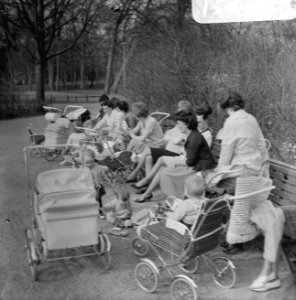 Lente in het Vondelpark, moeders met kleuters aan het zon, Bestanddeelnr 915-0278