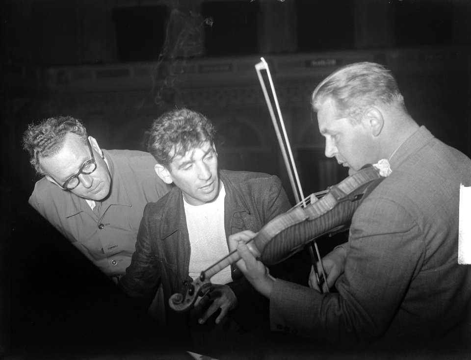 Leonard Bernstein ( USA) dirigent bij Concertgebouworkest. Bernstein (midden) lu, Bestanddeelnr 904-1667