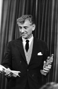 Leonard Bernstein in een ontspannen pose, Bestanddeelnr 921-6976