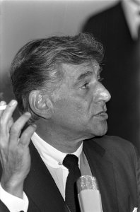 Leonard Bernstein in een ontspannen pose, Bestanddeelnr 921-6975