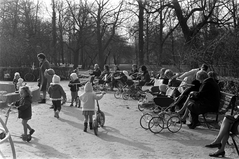 Lentebode, moeders met kinderen in Vondelpark, Bestanddeelnr 922-1896