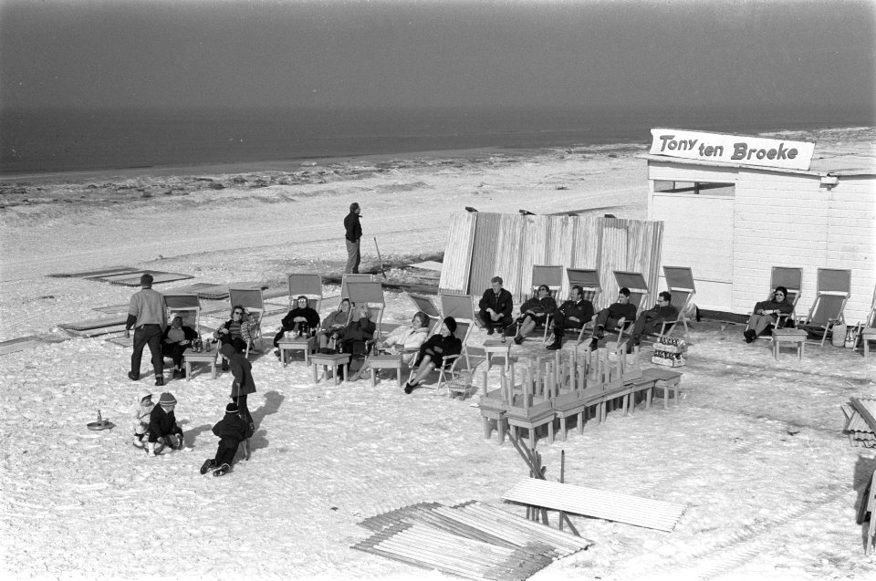 Lente of wintersport op het Zandvoortse strand. Mensen aan het zonnebaden, Bestanddeelnr 914-8732