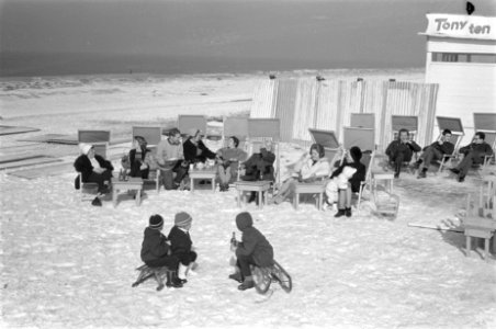 Lente of wintersport op het Zandvoortse strand. Mensen aan het zonnebaden, Bestanddeelnr 914-8731
