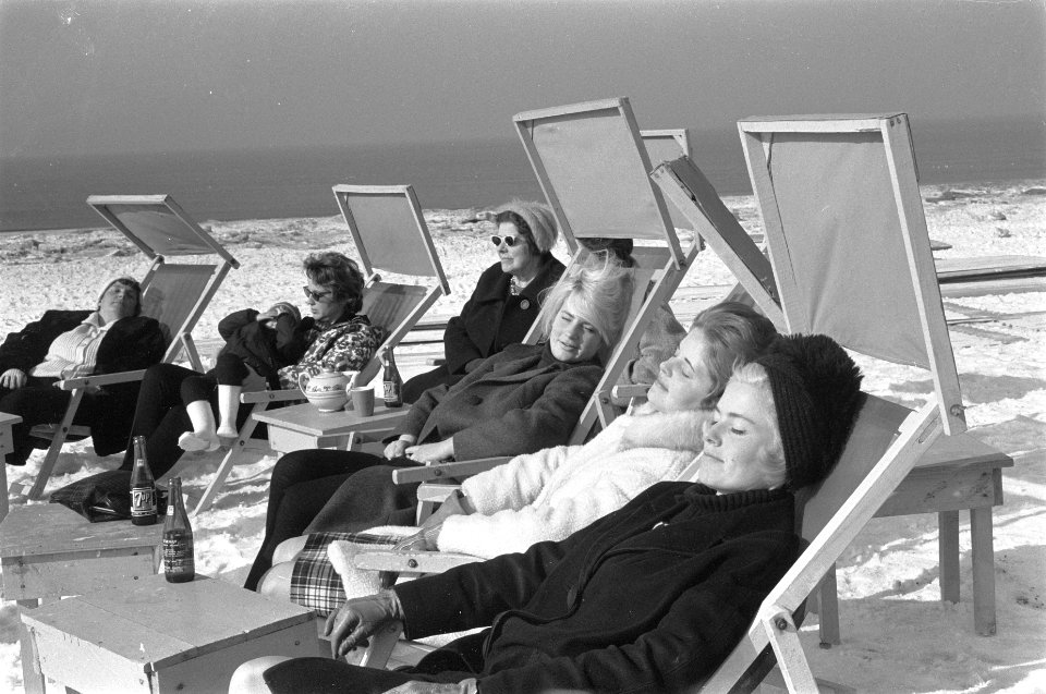 Lente of wintersport op het Zandvoortse strand. Mensen aan het zonnebaden, Bestanddeelnr 914-8734