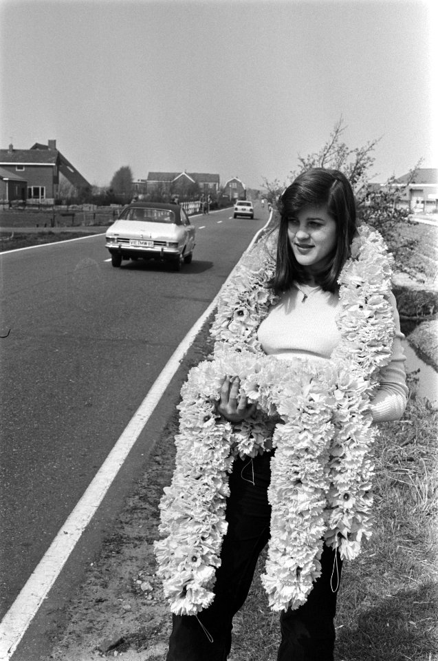 Lente meisjes met kransen narcissen in bollenstreek, Bestanddeelnr 928-5199