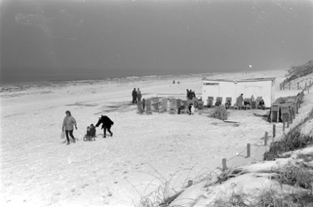 Lente of wintersport op het Zandvoortse strand. Mensen aan het zonnebaden, Bestanddeelnr 914-8733