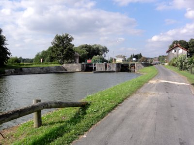 Lesdins (Aisne) (01) Canal de Saint-Quentin écluse nr 18 et chemin de halage