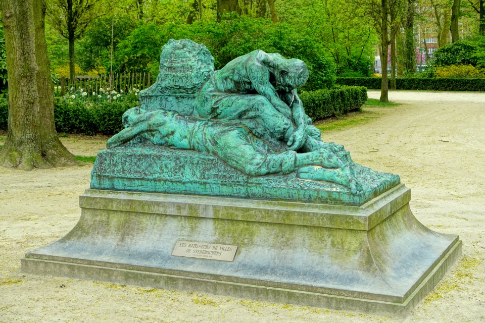 Les Bâtisseurs de Ville by Charles Van der Stappen - Cinquantenaire - Brussels, Belgium - DSC08492
