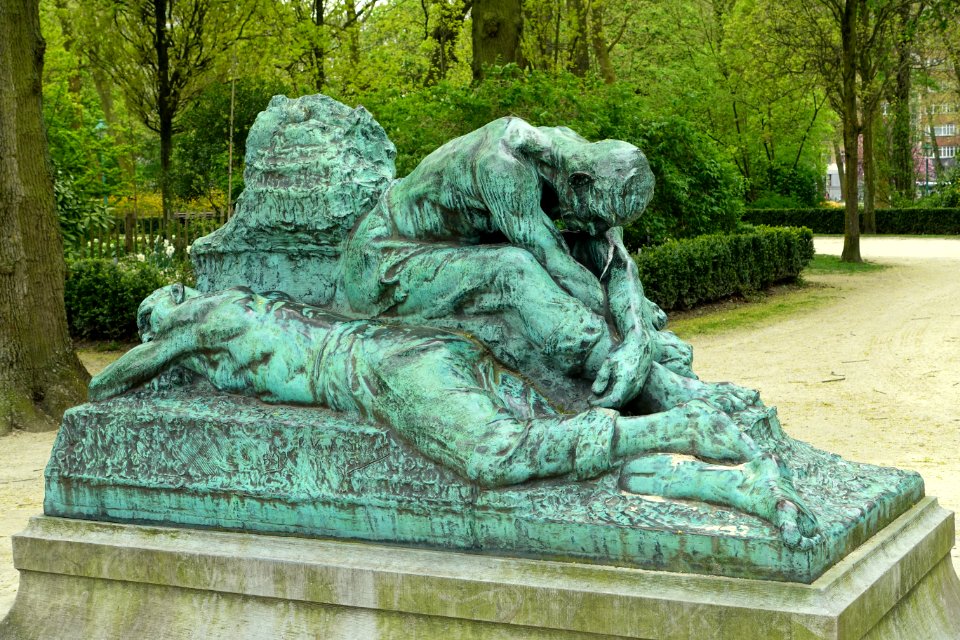 Les Bâtisseurs de Ville by Charles Van der Stappen - Cinquantenaire - Brussels, Belgium - DSC08498