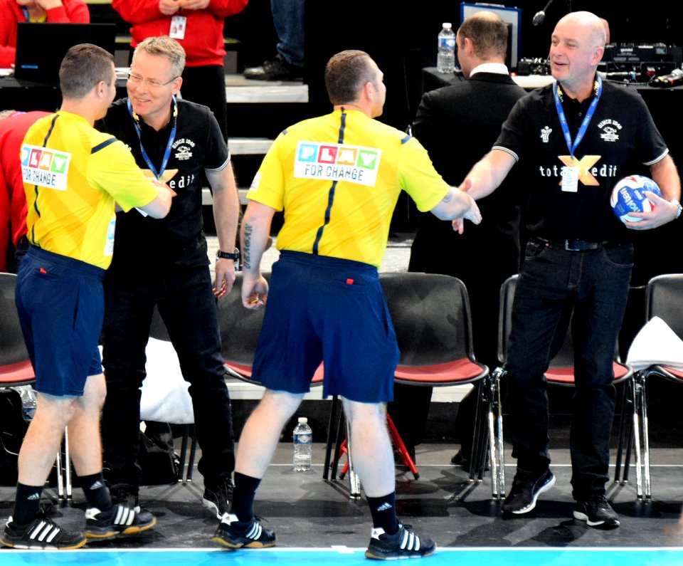 Les arbitres macédoniens avec Guðmundur Guðmundsson-20160110
