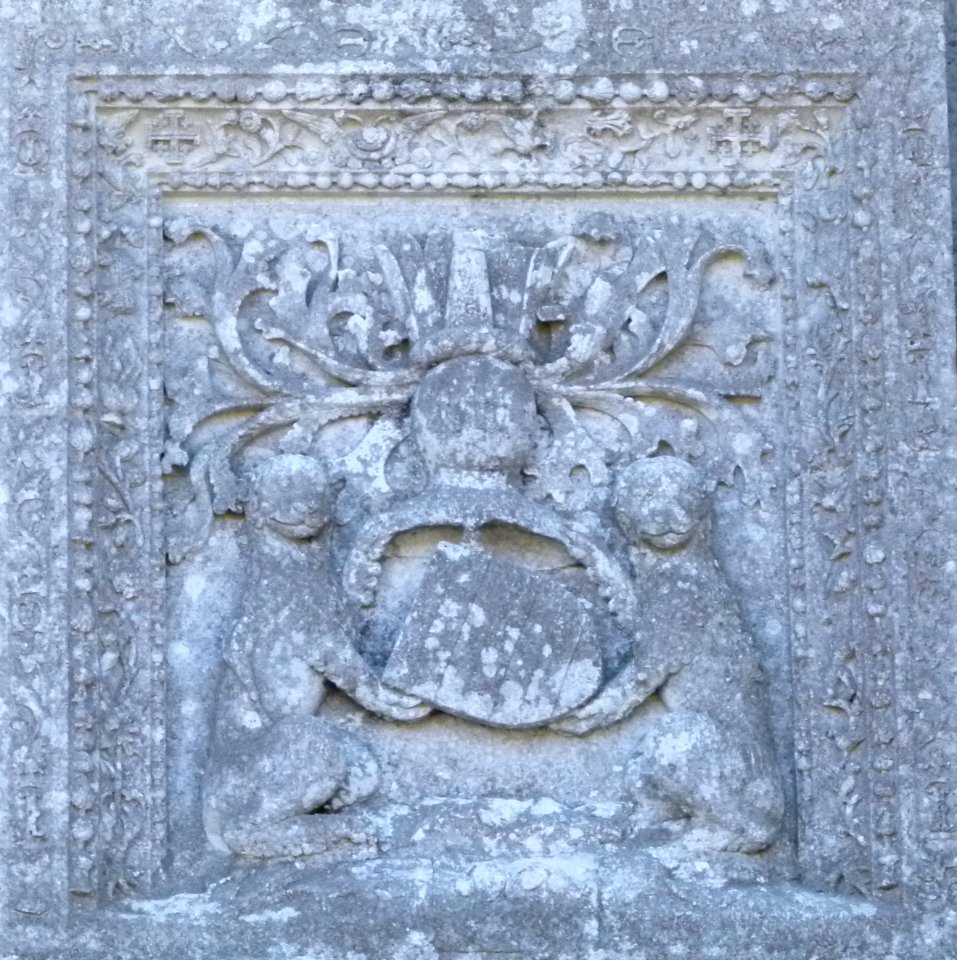 Les armes du Chateau du Moulin - bas relief au dessus de la porte