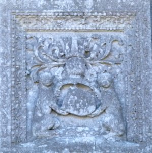 Les armes du Chateau du Moulin - bas relief au dessus de la porte