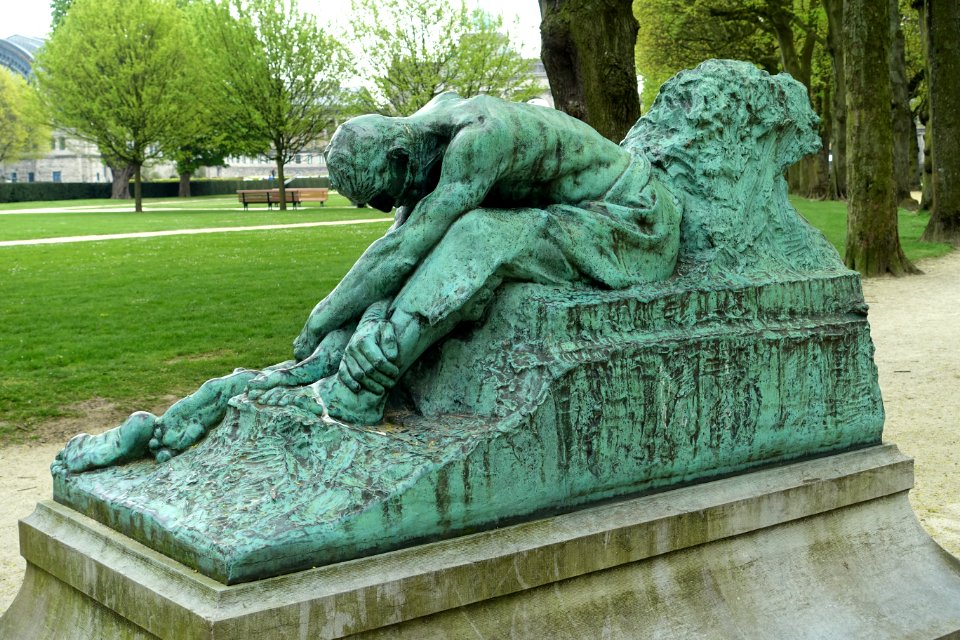Les Bâtisseurs de Ville by Charles Van der Stappen - Cinquantenaire - Brussels, Belgium - DSC08501