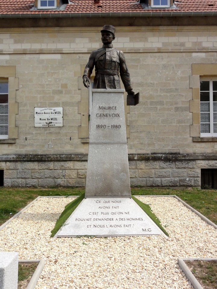 Les Éparges (Meuse) Statue-buste Maurice Génevoix