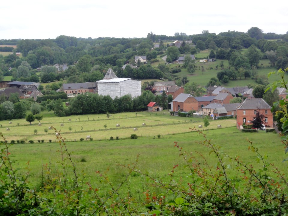 Lerzy (Aisne) vue du village en 2014 (avec église brulée)