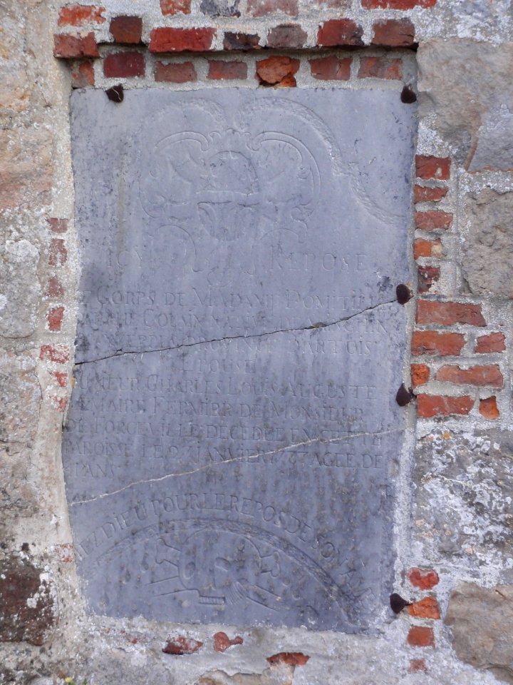 Lerzy (Aisne) pierre tombale dans le mur de l'église