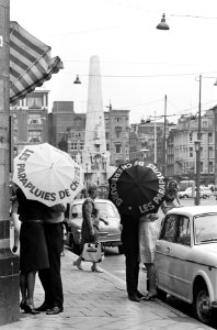Les parapluies de Cherbourg Reclame voor deze film in Amsterdam bij de Dam, Bestanddeelnr 916-6455