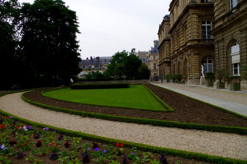 Les parterres à côté du Sénat