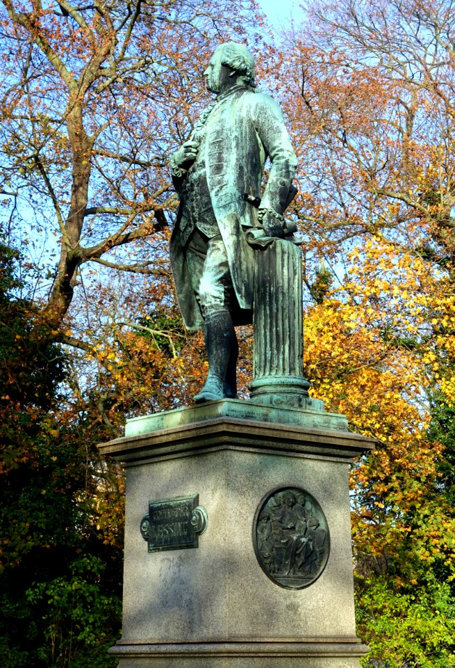 Lessingdenkmal (Lessingplatz) - Braunschweig, Germany - DSC04230