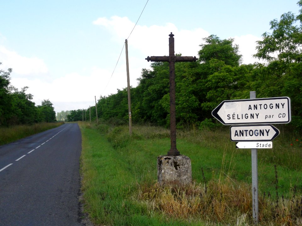 Les Ormes (Vienne) Croix de chemin, CD