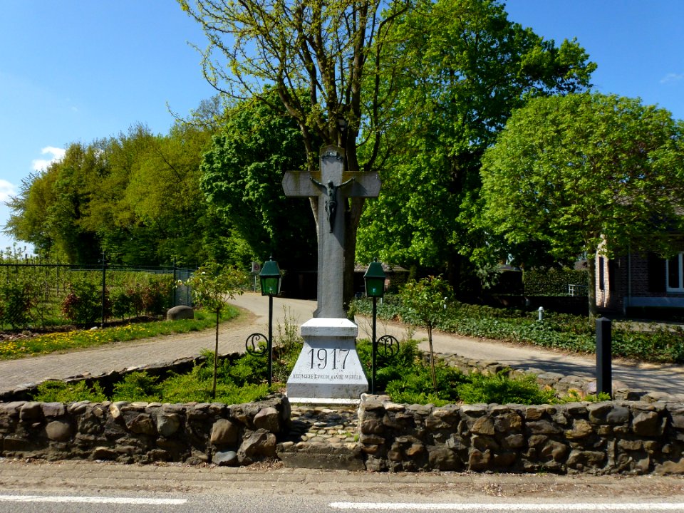Lerop (Roerdalen) wegkruis '1917' in centrum