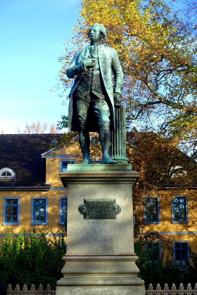 Lessingdenkmal (Lessingplatz) - Braunschweig, Germany - DSC04223