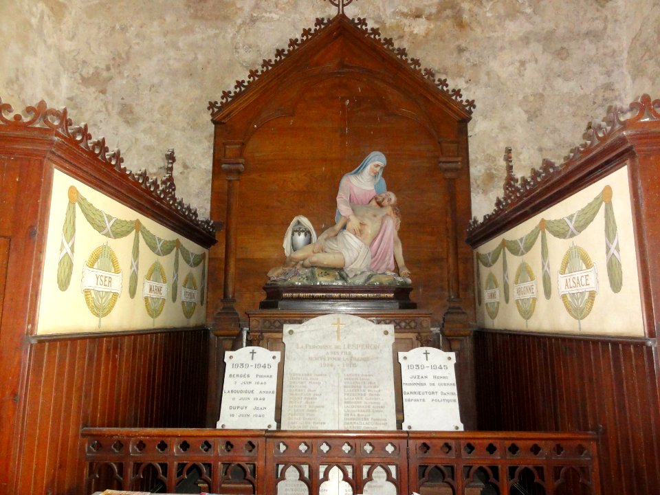 Lesperon (Landes) église, pietà monument aux morts